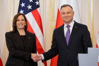 Американският вицепрезидент Камала Харис е на посещение в Полша