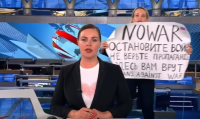 Служителка на руската телевизия Първи канал влезе в ефир с плакат "Не на войната" (Видео)