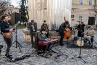 Джаз музиканти с концерт за украински войници в Стария град в Лвов (Снимки)