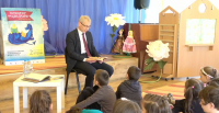 Министър Денков чете приказка и гатанки в столична детска градина
