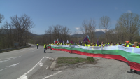 Строители от "Автомагистрали Черно море" блокираха с жива верига два прохода в страната и Дунав мост-Русе