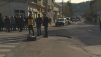 Жители на Костенец отново излязоха на протест заради разбития път към АМ "Тракия"