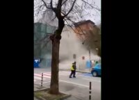 Фасада се срути върху улица в София при разрушителни дейности (СНИМКИ И ВИДЕО)