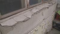 Мухлясали стени, влага и разбита дограма в общинско жилище във Варна (ВИДЕО)