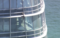 Опасно катерене: Арестуваха мъж, изкачил небостъргач в Сан Франциско