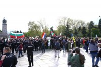 Протестиращи срещу военна помощ за Украйна прекъснаха инициативата по опаковане на паметника на Съветската армия (СНИМКИ)