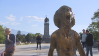 Поставиха скулптура "Викът на украинската майка" срещу Паметника на съветската армия в София