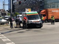 Линейка с пациент катастрофира на столичен булевард (Снимки)