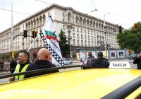Столичните таксиметрови шофьори протестираха с автошествие