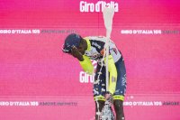 Гирмай се оттегли от Джирото след нелеп инцидент с тапа от шампанско (Снимки)
