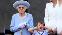 4-годишният принц Луи открадна шоуто пред Бъкингамския дворец (СНИМКИ)