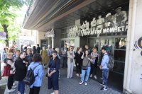 Актьори от Младежкия театър на протест заради имотен спор с КЕВР