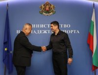 Министър Василев разговаря с един от ръководителите на световното айкидо