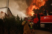 Евакуираха предградие на Атина заради горски пожар