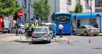 Автобус на градския транспорт се вряза в оградата на ИАРА в Бургас, има пострадал