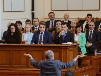След 8-часовите дебати: Аргументите "за" и "против" вота на недоверие срещу кабинета "Петков" (ОБЗОР)