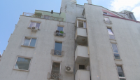 Полицаи от 4-то Районно занесли стълба на Георги Семерджиев, за да влезе в апартамента си след катастрофата