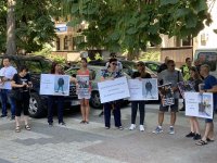 Близки на две момчета, загинали в катастрофа, протестираха пред съда в Пловдив