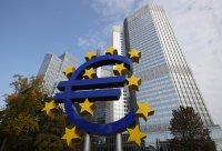 Емблематичната скулптура на еврото във Франкфурт се продава