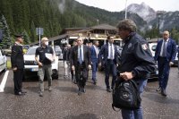 Италианският премиер посети подножието на ледника Мармолада, където загинаха 7 души