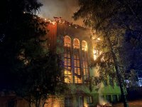 Пожар изпепели покрива на училището в карловското село Васил Левски (ВИДЕО)
