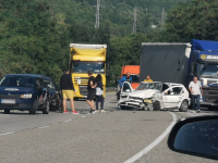 Два автомобила катастрофираха при прохода "Предел"