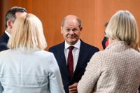 Скандал в Германия: Разследват упоявани ли са жени на парти с канцлера Шолц