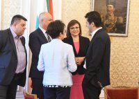 БСП на среща с ПП: Нинова - нямаме намерение да тупкаме топката, Петков - политическа криза не трябва на България