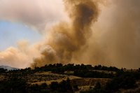 Евакуират две села на Лесбос заради пожар