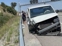 Бус удари кола в аварийната лента на магистрала "Струма", четирима са пострадали