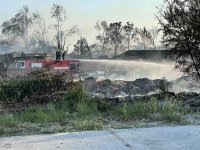 Няма обгазяване заради пожара в Бургас, потушаването му продължава