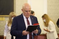 Нови спорове между главния прокурор и депутатите - Иван Гешев занесе 120 тома материали в правна комисия (ОБЗОР)