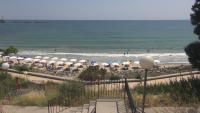 Хотелиер постави чадъри и шезлонги на безстопанствен плаж