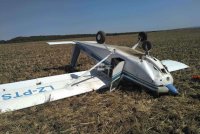 Едноместен самолет кацна аварийно в нива край Приморско, пилотът е ранен