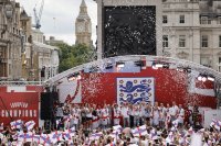 Европейските шампионки по футбол бяха посрещнати като герои в Лондон