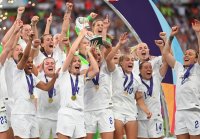 Кралица Елизабет II поздрави националния тим на Англия по футбол при жените