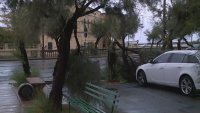 Двама души загинаха при силни бури в Италия