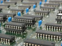 САЩ отпускат 53 млрд. долара за производство на микрочипове заради конкуренцията в Китай