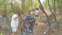 Доброволци почистват Младежкия хълм в Пловдив