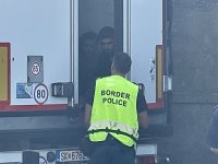 Полицията залови ТИР, натоварен с мигранти в Бургас (СНИМКИ)