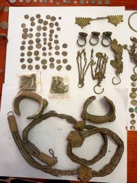 Задържаха голямо количество старинни предмети в поморийско село (СНИМКИ)