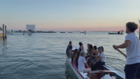 Плаващо кино във водите около Венеция