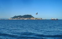 Опасност от петролен разлив край Гибралтар след сблъсък на танкер с друг кораб