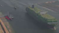 Заседнал танкер блокира за часове Суецкия канал