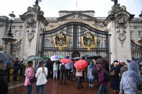 Все повече хора се събират пред Бъкингам след новината за влошеното здраве на кралицата (СНИМКИ)