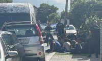 Бус с 40 мигранти катастрофира в Костинброд след гонка с полицията