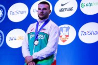 Министър Лечева поздрави Кирил Милов за сребърния медал от Световното по борба