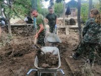 Три седмици военните ще разчистват земната маса от дворовете в Богдан и Каравелово
