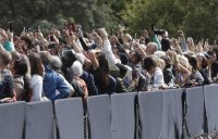 Хората край Бъкингамския дворец проследиха първото обръщение на новия крал по мобилните си телефони