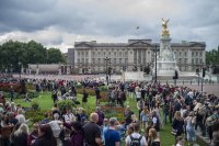 От специалните ни пратеници в Лондон: Британците скърбят за покойната кралица Елизабет Втора